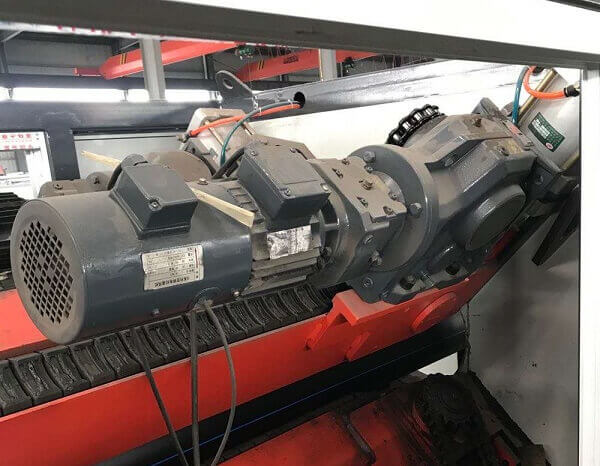 牽引機(jī)減速機(jī)_邁傳K77R37-YVP0.75KW直交軸減速機(jī)使用現(xiàn)場