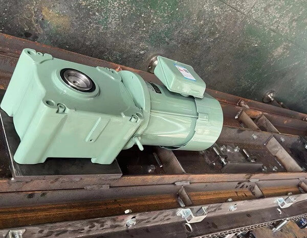 直角減速機在鏈板輸送設備上的應用