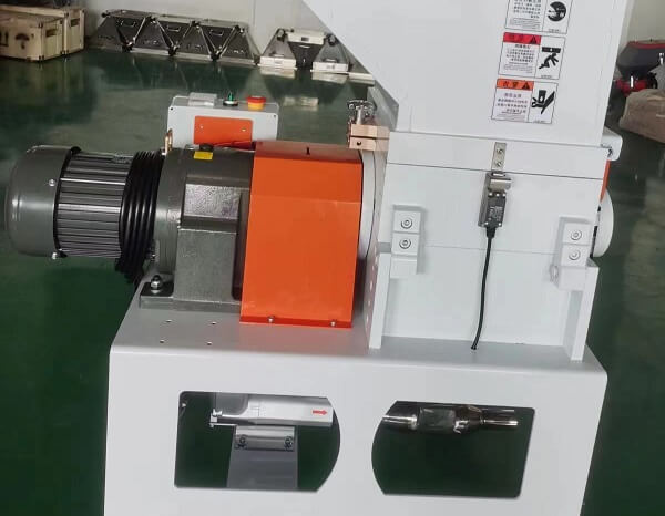 1.5KW臥式粉碎機減速機的應(yīng)用-士元電機