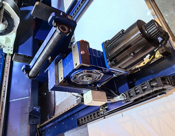 RV130鑄鐵蝸輪蝸桿減速機(jī)在激光設(shè)備上的應(yīng)用